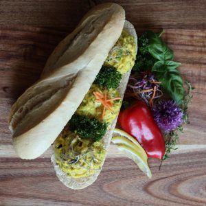 Pistolet met Huisgemaakte Kipkerriesalade